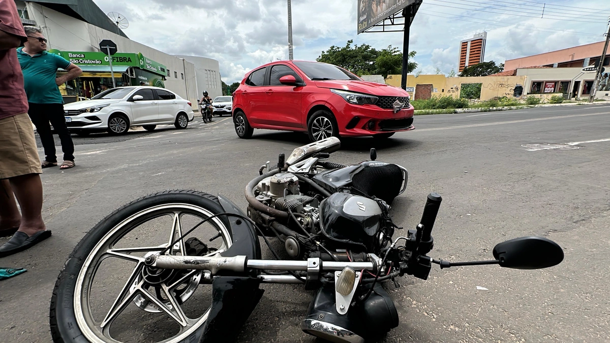 Novo acidente envolvendo carro e moto é registrado na avenida Homero, em Teresina