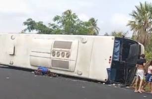 Ônibus tomba e deixa passageiros feridos na PI-223 entre Beneditinos e Altos (Foto: Reprodução)