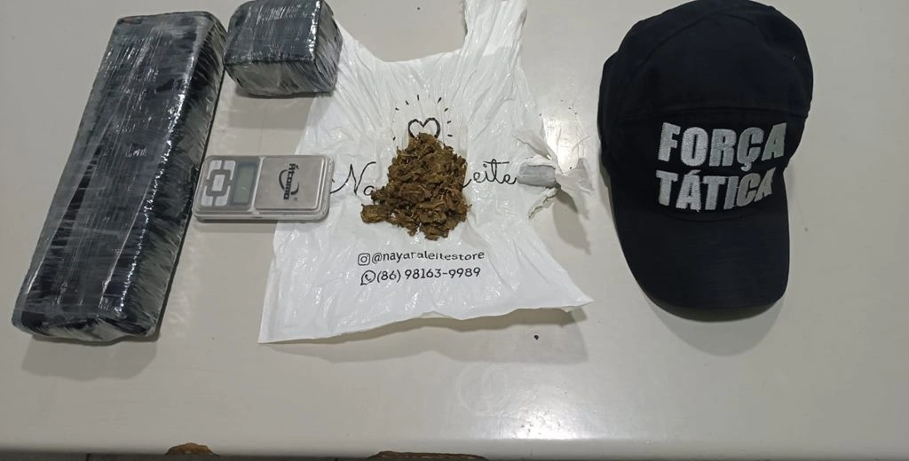 PM apreende drogas e balança de precisão em residência abandonada em Teresina