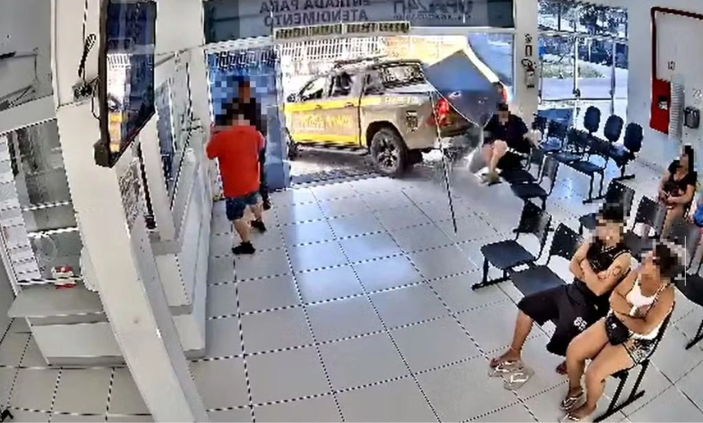 PM faz manobra de carro errada e atinge homem dentro de posto de saúde em SP