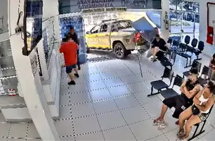 PM faz manobra de carro errada e atinge homem dentro de posto de saúde em SP (Foto: Reprodução)