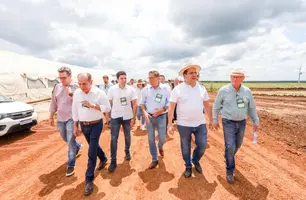 Rafael Fonteles visita construção de usina que vai ser capaz de suprir toda demanda de etanol do Piauí (Foto: Louany Naira)