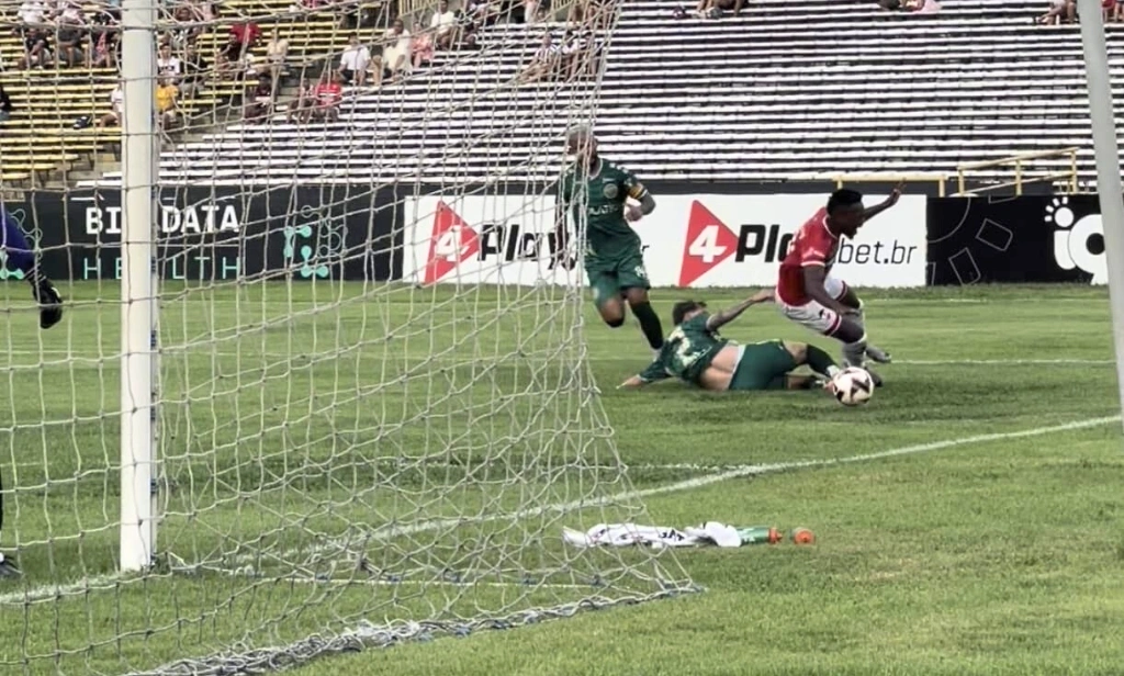 River reclama de pênalti não marcado durante o primeiro jogo do Piauiense