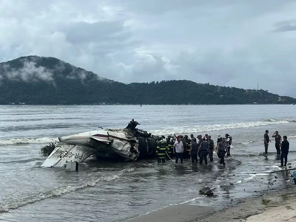 SP: Avião de pequeno porte cai e explode na beira da praia em Ubatuba