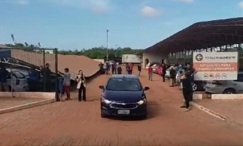 Telhado de estacionamento de supermercado cai após manobra de caminhão em Parnaíba