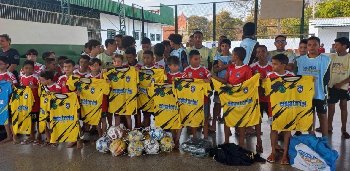 Alunos do Projeto Integração Combate no bairro Saci recebem equipamentos esportivo