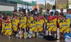 Alunos do Projeto Integração Combate no bairro Saci recebem equipamentos esportivo