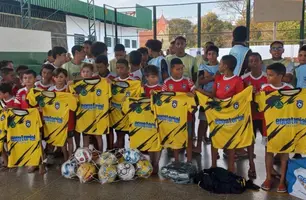 Alunos do Projeto Integração Combate no bairro Saci recebem equipamentos esportivo (Foto: Ascom Secepi)