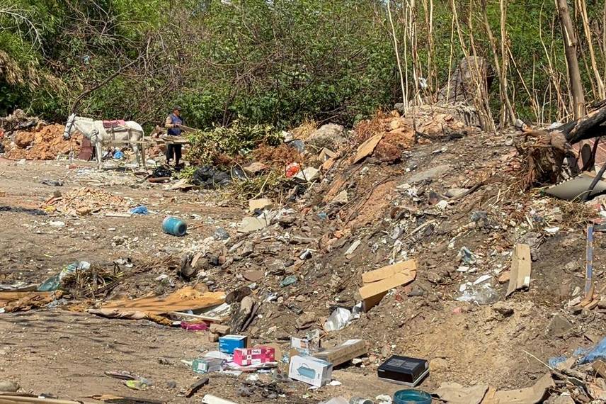 Amontoados de lixos demonstra descaso em vários bairros de Teresina Amontoados de lixos demonstra descaso em vários bairros de Teresina