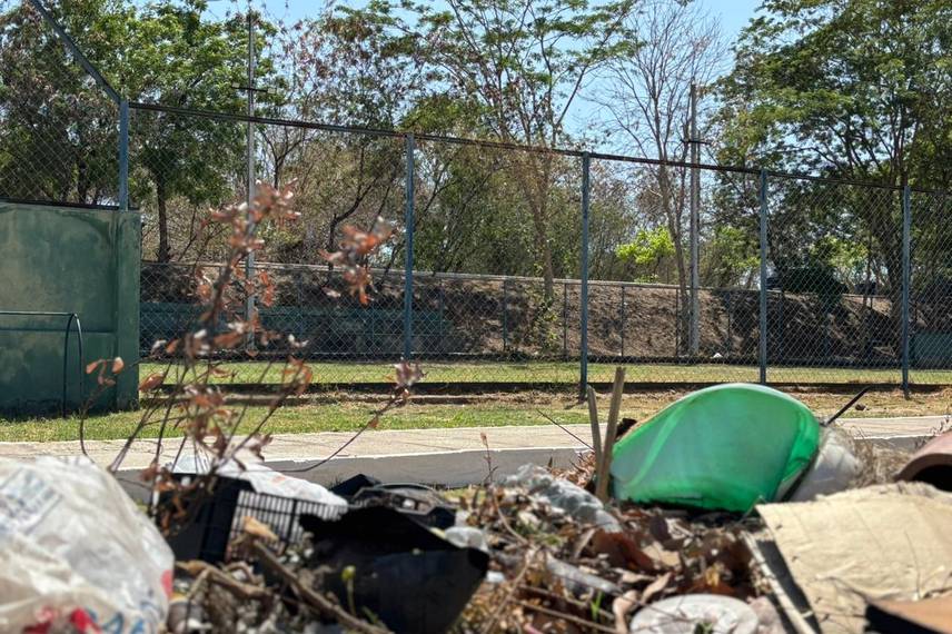 Amontoados de lixos demonstra descaso em vários bairros de Teresina Amontoados de lixos demonstra descaso em vários bairros de Teresina