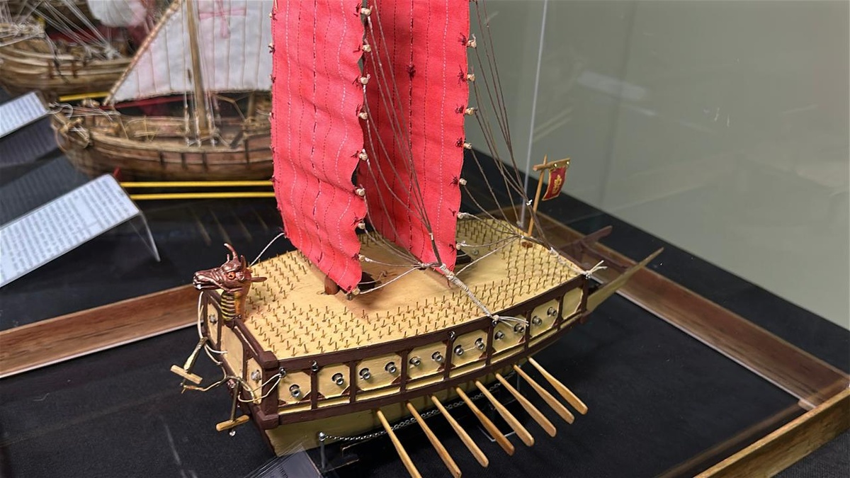 Artesão piauiense transforma madeira reciclável em réplicas de embarcações