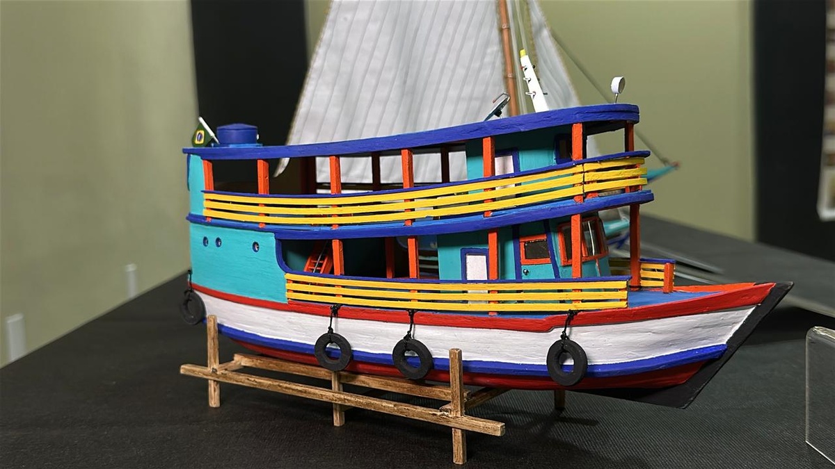 Artesão piauiense transforma madeira reciclável em réplicas de embarcações