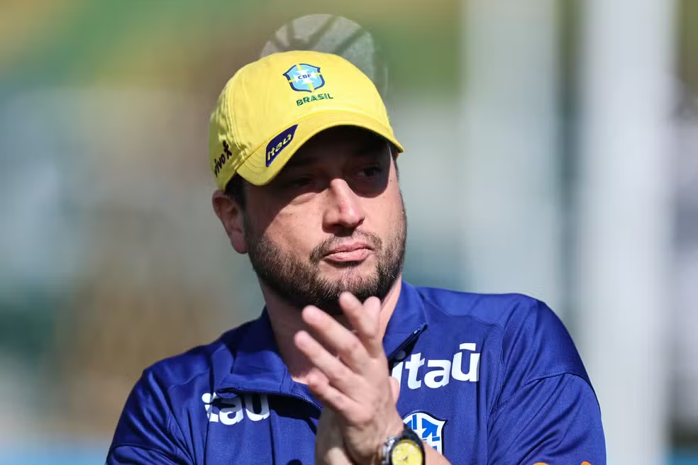 Arthur Elias em treinamento com a seleção brasileira