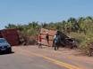 Caminhão com carga de cana-de-açúcar tomba e interdita rodovia PI-112