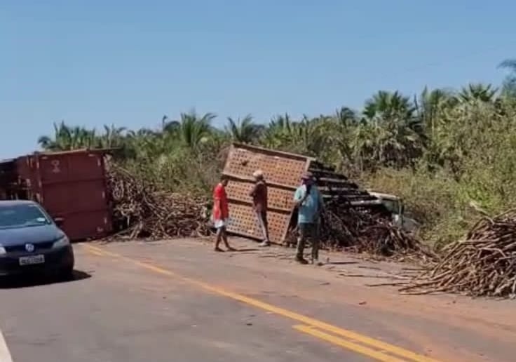 Caminhão com carga de cana-de-açúcar tomba e interdita rodovia PI-112