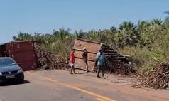 Caminhão com carga de cana-de-açúcar tomba e interdita rodovia PI-112