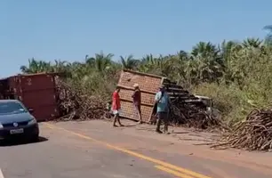 Caminhão com carga de cana-de-açúcar tomba e interdita rodovia PI-112 (Foto: Reprodução)