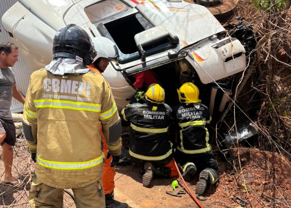 Caminhão tomba e deixa duas pessoas feridas entre Oeiras e Tanque do Piauí