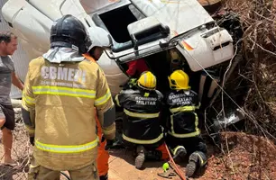 Caminhão tomba e deixa duas pessoas feridas entre Oeiras e Tanque do Piauí (Foto: Divulgação)
