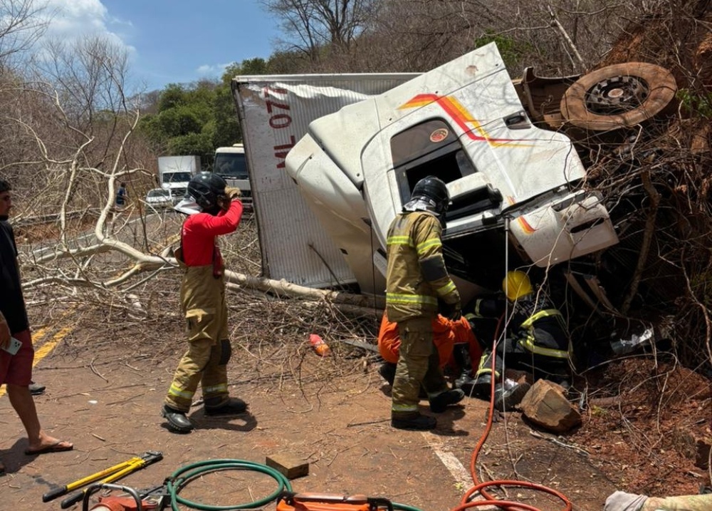 Caminhão tomba e deixa duas pessoas feridas entre Oeiras e Tanque do Piauí