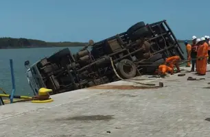 Caminhão tomba e fica suspenso sobre rebocador no Porto de Luís Correia (Foto: Reprodução)