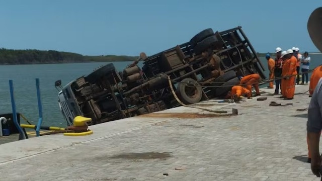 Caminhão tomba e fica suspenso sobre rebocador no Porto de Luís Correia