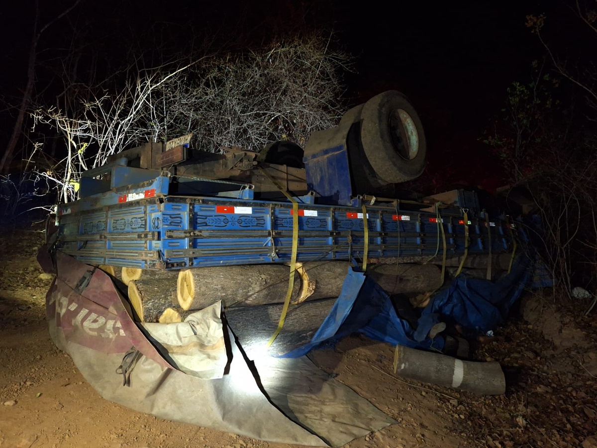 Caminhão tomba em ladeira e deixa dois mortos em Castelo do Piauí