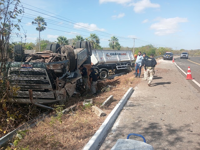 Caminhoneiro fica preso às ferragens após sofrer grave acidente na BR-343
