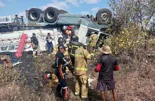 Caminhoneiro fica preso às ferragens após sofrer grave acidente na BR-343 (Foto: Reprodução)