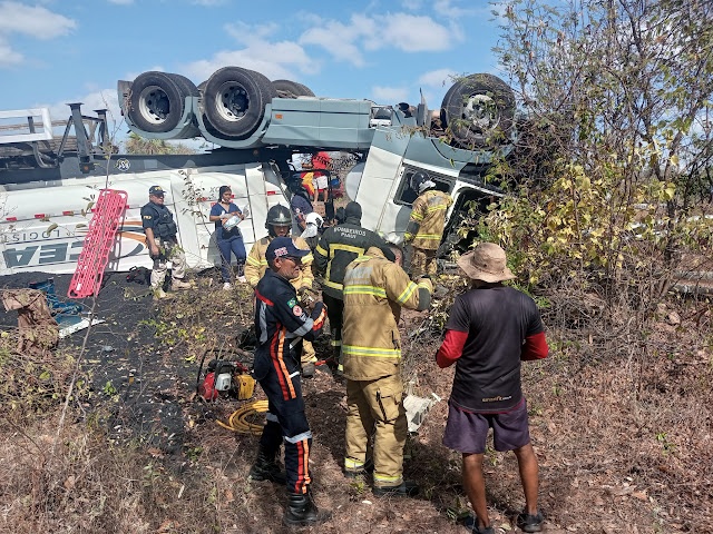 Caminhoneiro fica preso às ferragens após sofrer grave acidente na BR-343