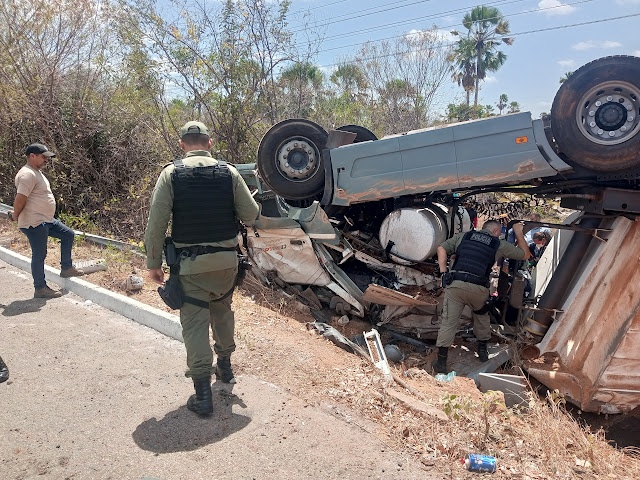 Caminhoneiro fica preso às ferragens após sofrer grave acidente na BR-343