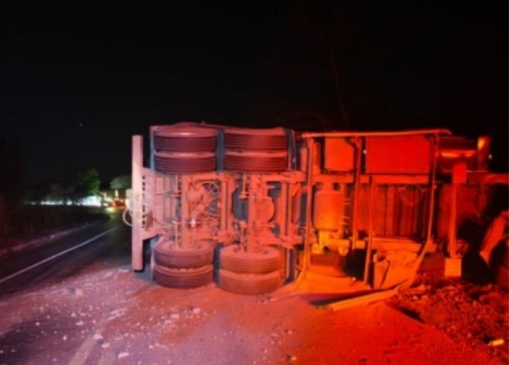 Caminhoneiro morre após veículo tombar na BR-135, em São Gonçalo do Gurguéia