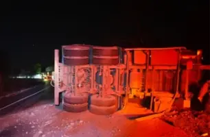 Caminhoneiro morre após veículo tombar na BR-135, em São Gonçalo do Gurguéia (Foto: Reprodução)