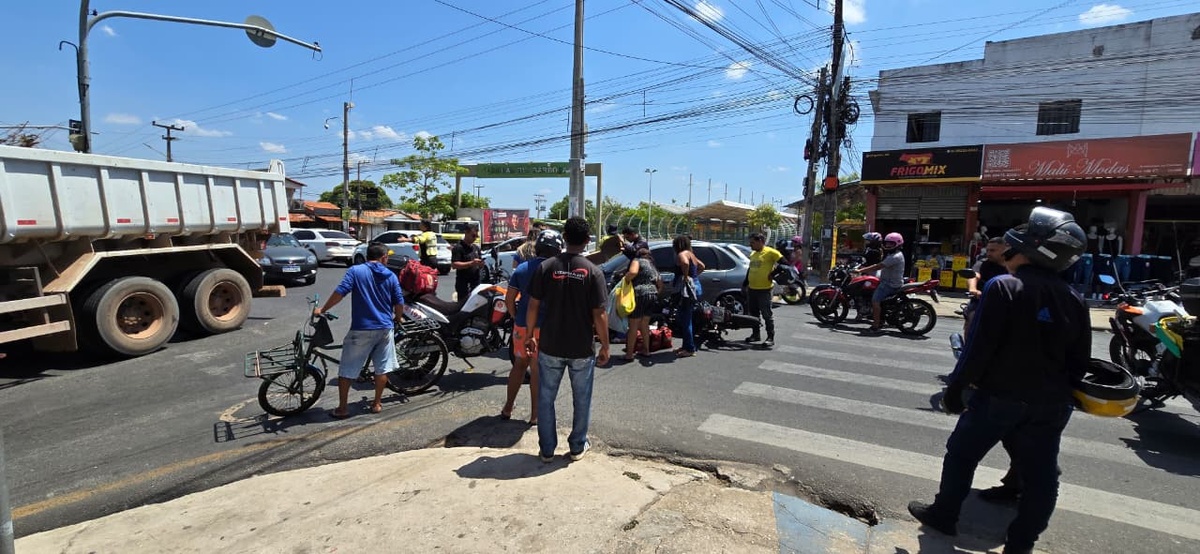 Carro colide com mototaxista por app na zona Norte de Teresina e complica trânsito
