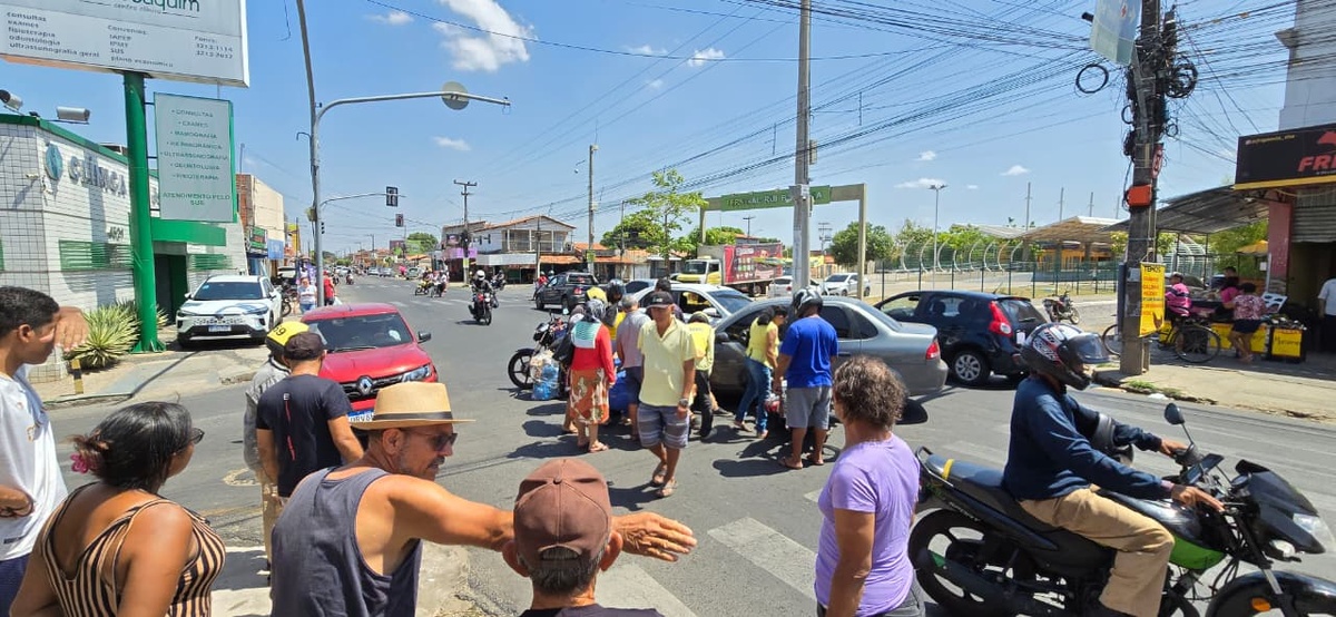 Carro colide com mototaxista por app na zona Norte de Teresina e complica trânsito