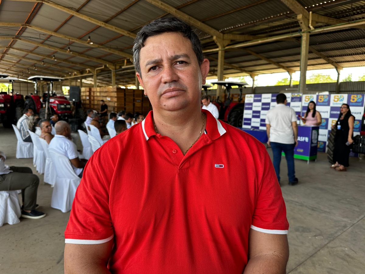 Castro Neto entrega tratores e equipamentos a municípios e associações do Piauí