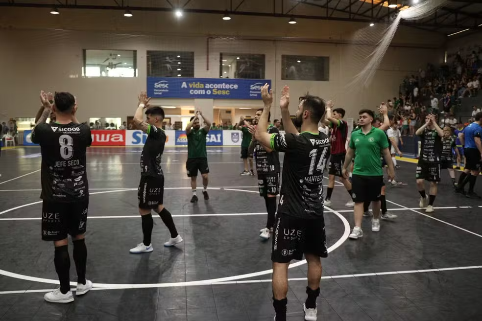 Chapecoense comemora classificação às quartas de final do Brasileiro de Futsal