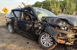 Colisão frontal entre carro e ônibus deixa três feridos na PI-236 (Foto: Valdomiro Gomes/Canal 121)
