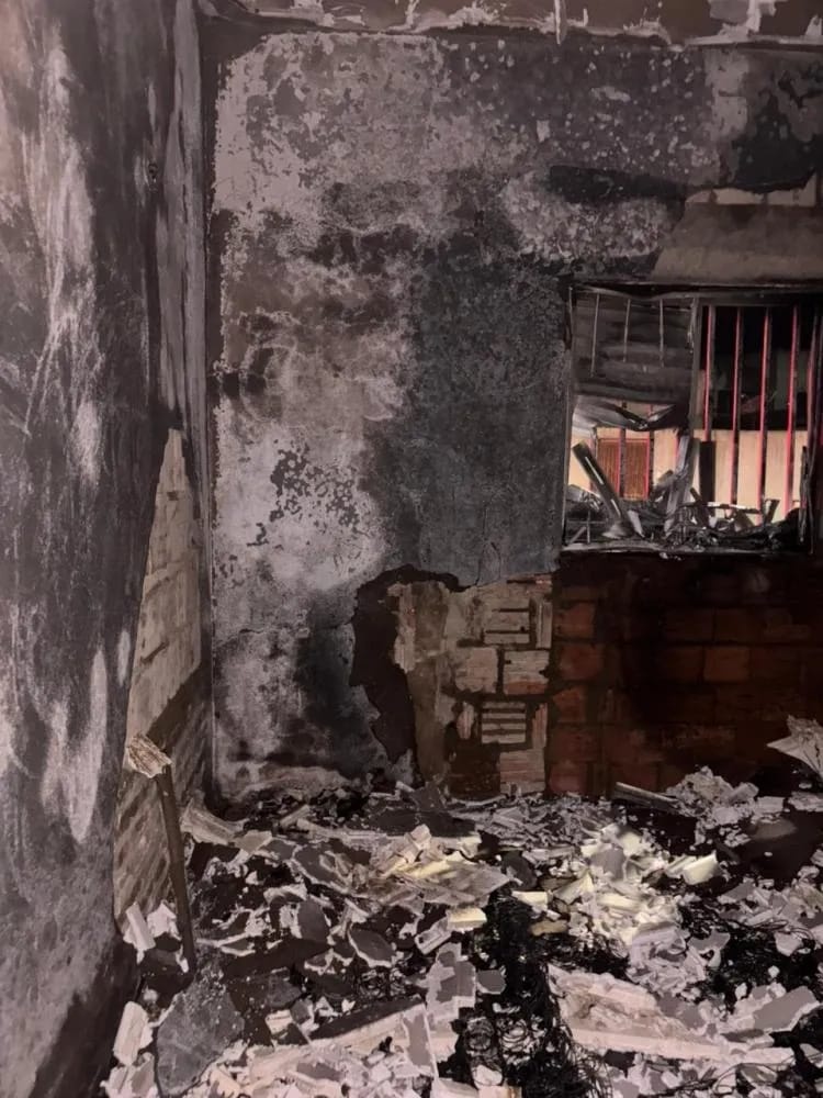 Corpo de Bombeiros controla incêndio dentro de casa em Oeiras; gato foi resgatado