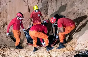 Corpo de homem soterrado após desabamento de poço é resgatado em Gilbués (Foto: Reprodução/Corpo de Bombeiros)