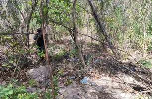 Corpo é encontrado no Morro do Cambota, na Vila Irmã Dulce, zona Sul de Teresina (Foto: Conecta Piauí)