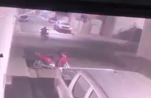 Criminoso furta moto durante a madrugada no centro de Teresina (Foto: Reprodução)