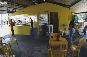 Criminosos armados roubam acessórios de ouro em espetaria na zona Sul de Teresina (Foto: Reprodução) Criminosos armados roubam acessórios de ouro em espetaria na zona Sul de Teresina (Foto: Reprodução)