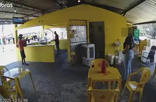 Criminosos armados roubam acessórios de ouro em espetaria na zona Sul de Teresina (Foto: Reprodução)