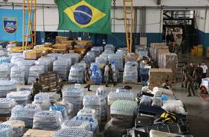 Doações para tragédia climática de 2024 no Rio Grande do Sul armazenadas no hangar da Base Aérea de São Paulo (Foto: Rovena Rosa/Agência Brasil)