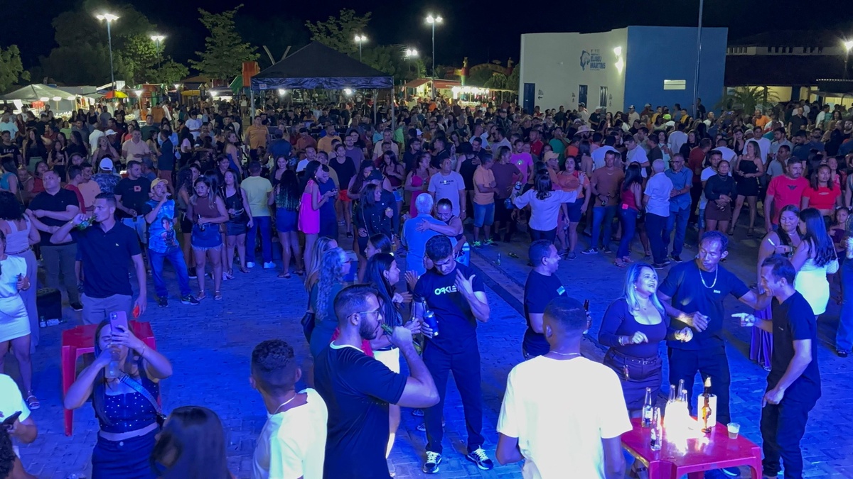 Eliseu Martins celebra 68 anos com inaugurações e grande festa em praça pública