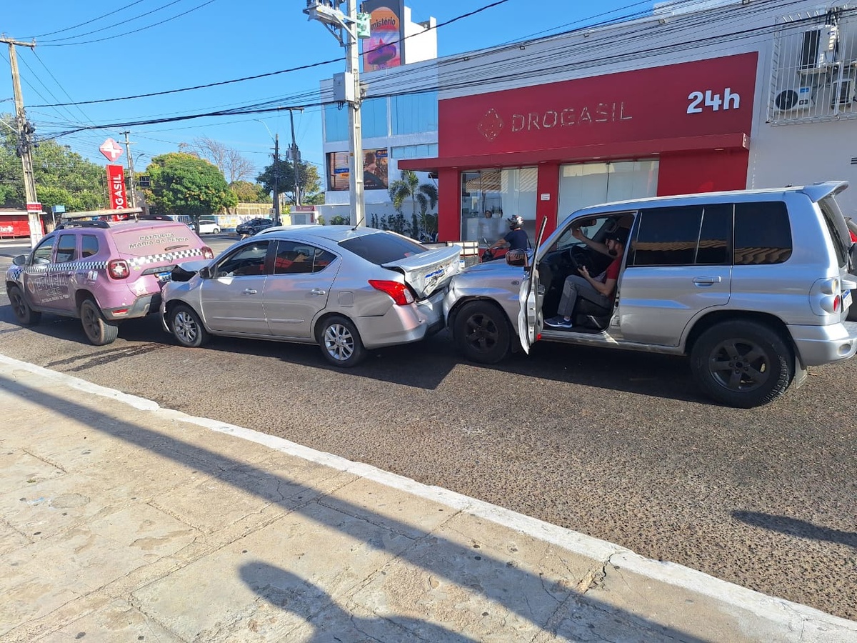 Engavetamento: carro colide em viatura da Patrulha Maria da Penha em Parnaíba