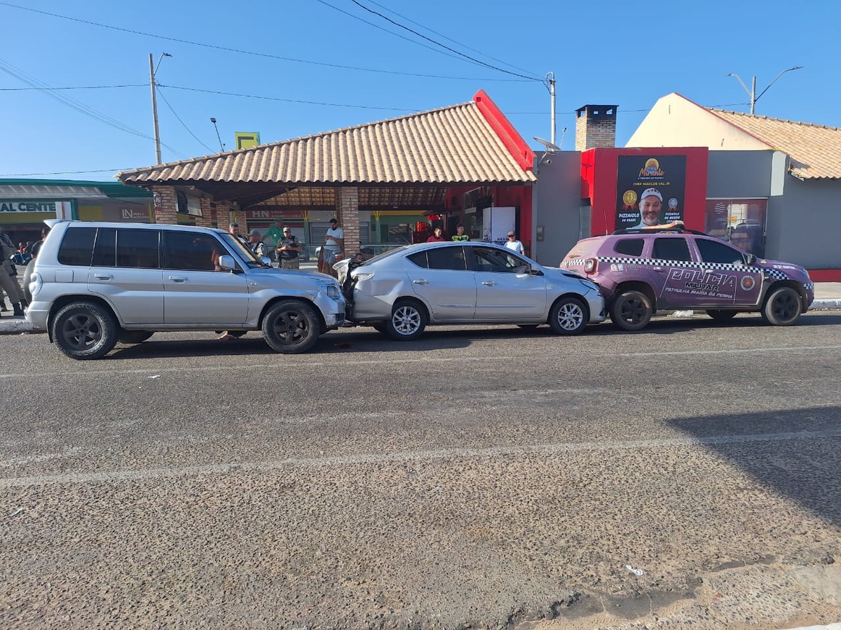 Engavetamento: carro colide em viatura da Patrulha Maria da Penha em Parnaíba