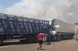 Engavetamento com 14 veículos deixa cinco feridos na BR-135, em Bacabeira (MA) (Foto: Reprodução)