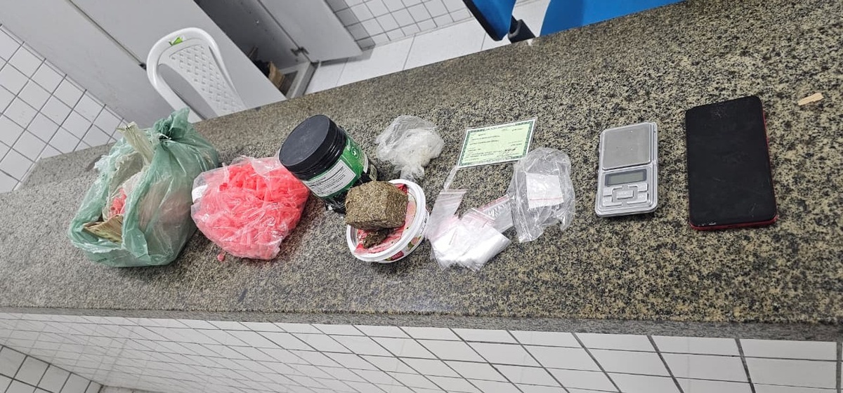 Faccionado 'Mineirinho' e idosa são presos por tráfico de drogas em Parnaíba